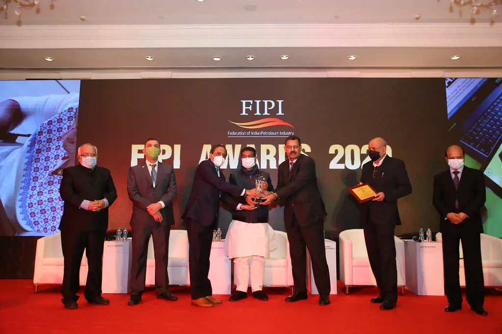Mr. S.N. Subrahmanyan and Mr. Subramanian Sarma receiving the coveted FIPI trophy and citation from Shri Dharmendra Pradhan, Hon’ble Minister for Petroleum & Natural Gas and Steel, GoI.